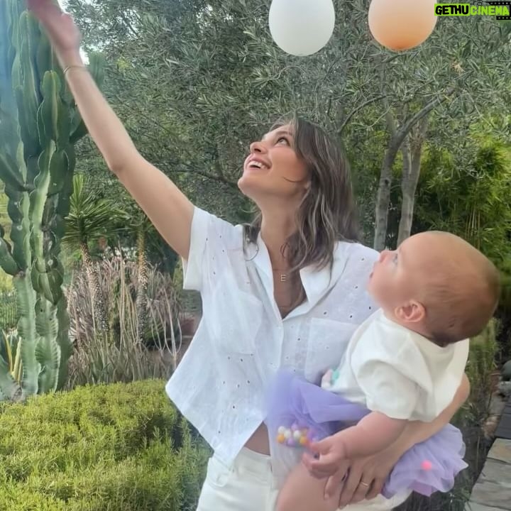 Aslı Enver - 1.3 Million Likes - Bu şarkı benden sana canım kızım 🤍 iyi ki geldin. Hep dediler ki zaman çok hızlı geçecek tadını çıkar, haklılarmış. Hayatımın en hızlı, yavaş, heyecanlı, yorucu, endişeli ama en mutlu 1 senesi… Elay 1 yaşında.Bile🌸
