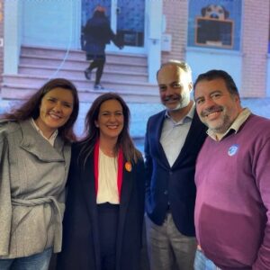 Assunção Cristas Instagram - Dia dedicado à campanha da AD, almoço em Coimbra para apoiar a nossa amiga Rita Júdice e tarde em Óbidos, com o Telmo Faria, a lembrar o distrito de Leiria pelo qual fui tantas vezes eleita e do qual guardo sempre boas recordações. 🧡💙

#MudançaSegura #AcreditarNaMudança