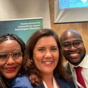 Assunção Cristas Instagram - Estou em Luanda a participar na Eco.Summit Conferência Internacional de Energias Renováveis e Desenvolvimento Limpo. Aqui, com os meus colegas.