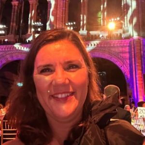 Assunção Cristas Instagram - Foi um gosto estar com a VdA em Londres, no Museu de História Natural com iluminação do século XXI.