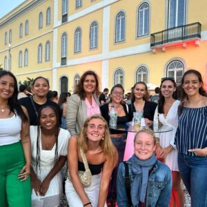 Assunção Cristas Instagram - Mais um ano letivo a arrancar com muita alegria! Calorosas boas-vindas aos primeiranistas e aos estudantes do Mestrado em Direito e Economia do Mar! #novaschooloflaw