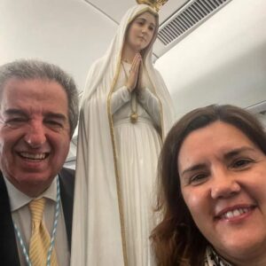 Assunção Cristas Instagram - Que alegria aterrar em Luanda com a Nossa Senhora de Fátima! 🙏 A imagem peregrina ficará uma semana em Luanda.