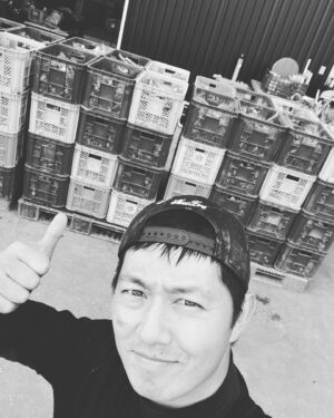 Asuka Kudo Instagram - ニンニクの収穫は全部で80コンテナになりました🙇
たくさんの方に手伝って頂いたおかげで作業もスムーズに進み感謝の気持ちでいっぱいです😭

最高のニンニクできたーーーーーーーーーーーーーーー💪
関わってくださっている全ての人に感謝。
2枚目は疲れてコンクリのひんやり感を求めて寝そべってます😂笑

#ニンニク#最高の出来
#感謝#とりあえずひと段落
#繁忙期はこれからが本番 
#気合いで乗り切る