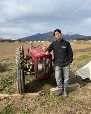 Asuka Kudo Instagram - 1枚目はちょっとカッコよく撮ってみようよってなって、、、笑
ちょっとカッコつけてみました😂

2枚目は不織布を手に入れて笑ってる俺です🙄
寒い日が続いて、葉っぱとかも霜焼けしてたので👍

3枚目は不織布を被せ終えた写真です💪

んー、、、、、以上！笑

#野菜
#不織布 
#トラクター