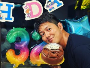 Asuka Kudo Instagram - 8月1日は32歳の誕生日でした🙇
お祝いは誕生日前日に😂
誕生日迎えるたびに親と兄弟、そしておばあちゃん、関わってくださる皆さんに感謝です。
ファンの皆様にも感謝です。
これからも役者も農業も両方チャレンジしていきます。
お祝いメッセージくださって方々ありがとうございます🙇

#誕生日#家族最高
#感謝#ありがとう