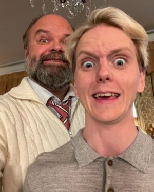 Atle Antonsen Instagram - Fantastisk deilig å være på jobb med denne deiligfårete kongefamilien igjen! Oh mama. @strandgravli @ine.jansen @chloekolstad #karenøye  #kjærelandsmenn2