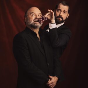 Atle Antonsen Instagram - Dekadent premiere på Kongen Befalers julespesial i aften! @tvnorge kl 21.30. Tirsdager og torsdager i tre uker.
