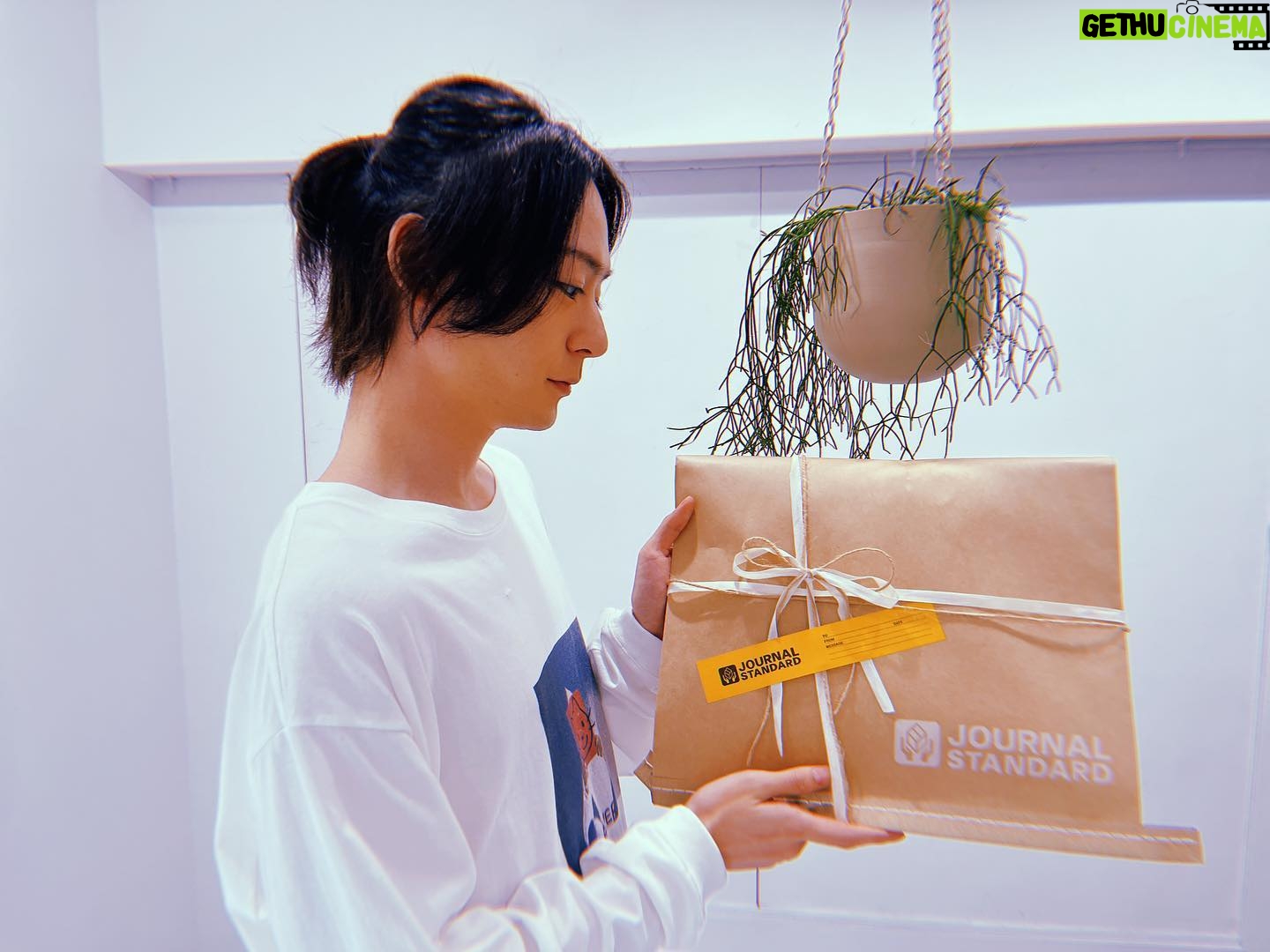 Atsuhiro Inukai - 36.2K Likes - JUNONBOYになって今年で10年。
長いようで短かったなぁ。
編集部からTシャツいただきました。
#犬飼貴丈#ジュノン#junon#生みの親#ジュノンボーイ#もうボーイと言える歳ではない#junonman#二次面接で言われた言葉は#眉毛を剃るな