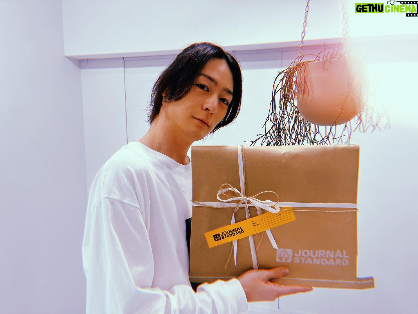 Atsuhiro Inukai - 36.2K Likes - JUNONBOYになって今年で10年。
長いようで短かったなぁ。
編集部からTシャツいただきました。
#犬飼貴丈#ジュノン#junon#生みの親#ジュノンボーイ#もうボーイと言える歳ではない#junonman#二次面接で言われた言葉は#眉毛を剃るな