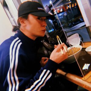 Atsuhiro Inukai Instagram - 啜っていいのは、啜られる覚悟がある奴だけだ。
Do you like ramen??
#犬飼貴丈#ramen#ラーメン#二面性#二麺性#ご麺#この顔#率先してオウンゴール決めそう#消しゴム貸してくれなそう