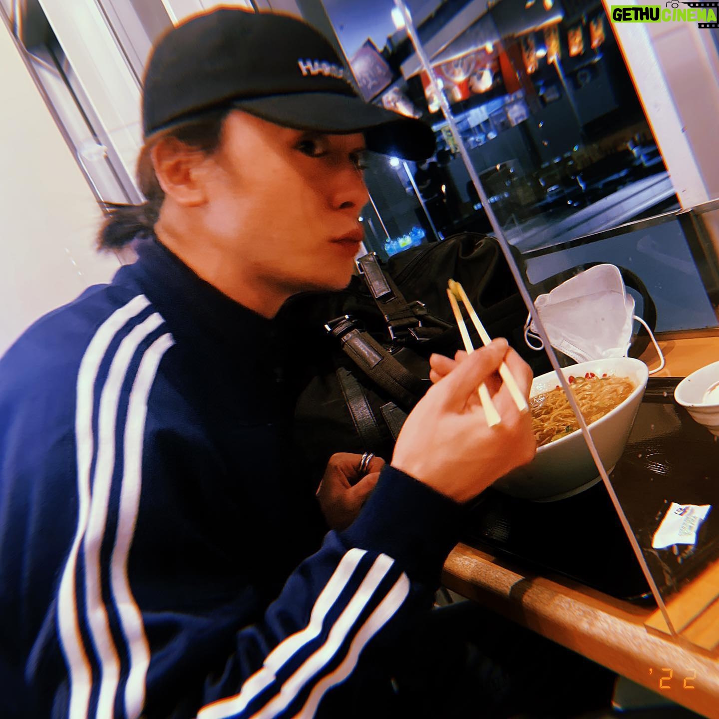 Atsuhiro Inukai - 33.5K Likes - 啜っていいのは、啜られる覚悟がある奴だけだ。
Do you like ramen??
#犬飼貴丈#ramen#ラーメン#二面性#二麺性#ご麺#この顔#率先してオウンゴール決めそう#消しゴム貸してくれなそう