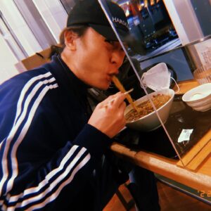 Atsuhiro Inukai Instagram - 啜っていいのは、啜られる覚悟がある奴だけだ。
Do you like ramen??
#犬飼貴丈#ramen#ラーメン#二面性#二麺性#ご麺#この顔#率先してオウンゴール決めそう#消しゴム貸してくれなそう