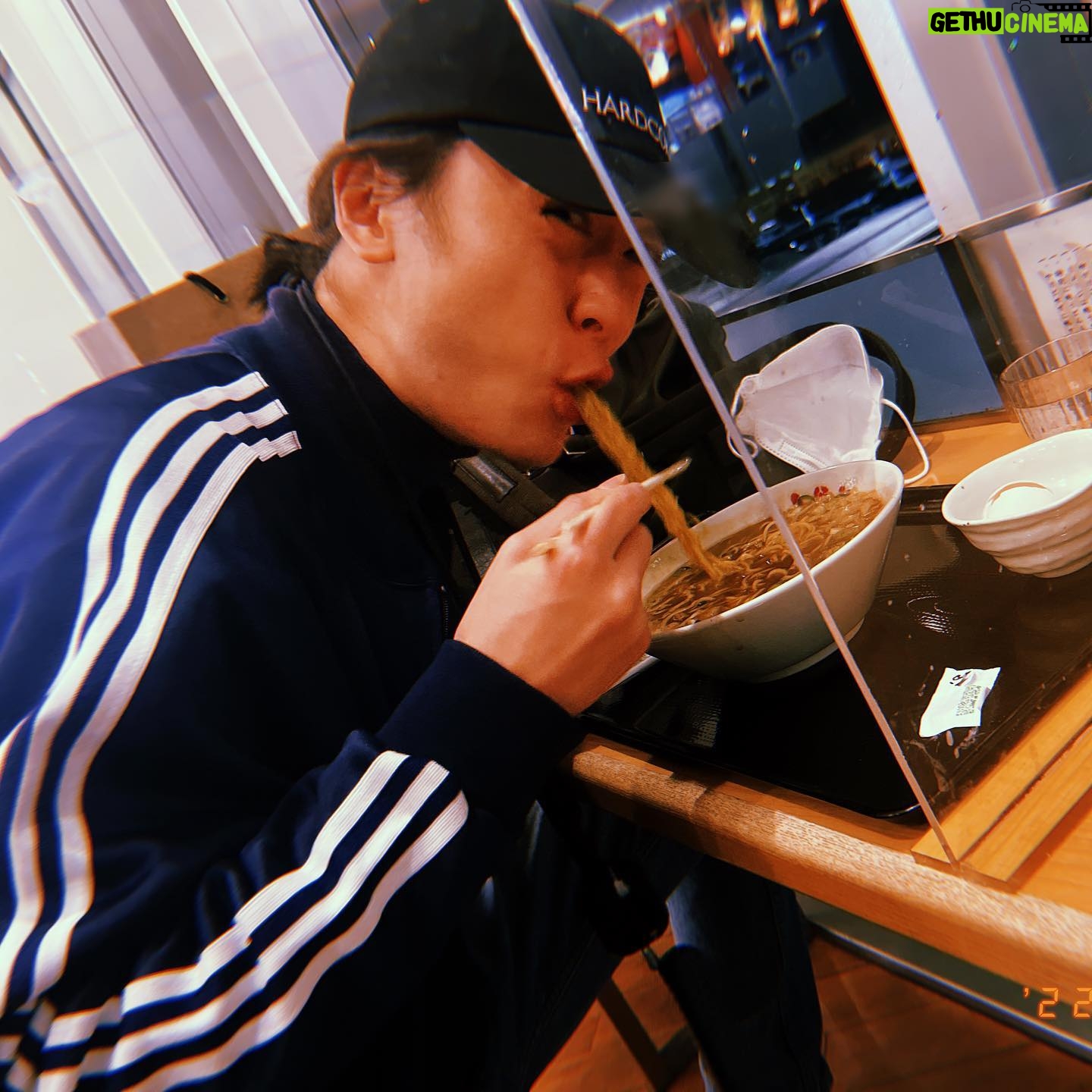 Atsuhiro Inukai - 33.5K Likes - 啜っていいのは、啜られる覚悟がある奴だけだ。
Do you like ramen??
#犬飼貴丈#ramen#ラーメン#二面性#二麺性#ご麺#この顔#率先してオウンゴール決めそう#消しゴム貸してくれなそう