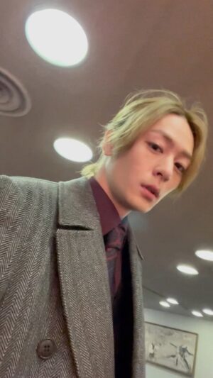 Atsuhiro Inukai Instagram - 本日夜24時09分から
ケイ×ヤク第4話放送です。
いつもより10分遅くからの放送なのでお間違いなきようよろしくお願い致します。
#ケイヤク#英獅郎#犬飼貴丈#ケイヤクの#メイクさんに#獅郎の髪型#ツインテールにしてくだいって#何回もお願いしてるのに#却下される#悲願#懇願