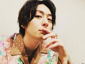 Atsuhiro Inukai Instagram - 絶対BLになる世界VS絶対BLになりたくない男クランクアップしました。
ぜひCSテレ朝チャンネル1でお楽しみください。
#絶対BL#犬飼貴丈#世界にあらがう男#モブ#異端児#革命児#99人が前に進んでも#1人逆走する男