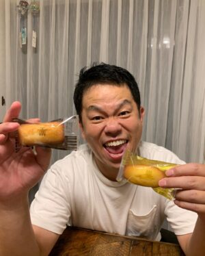 Atsuhiro Tsuda Instagram - アンリ・シャルパンティエのフィナンシェもらった、めちゃくちゃ大好き！俺こう見えてフィナンシェ大好き！アンリのフィナンシェめちゃうま！ゴイゴイスー！2枚目は朝撮った写真1枚目夜顔のむくみを比べてください
#アンリシャルパンティエ 
#ごいごいすー 
#すーすすー 
#フィナンシェ