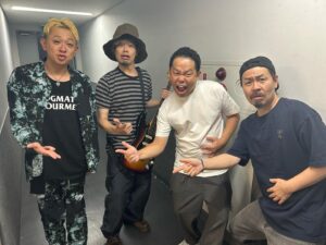 Atsuhiro Tsuda Instagram - この後10-FEETのライブ見れるー！うれしー！うれしー
#10-FEET
#ごいごいすー