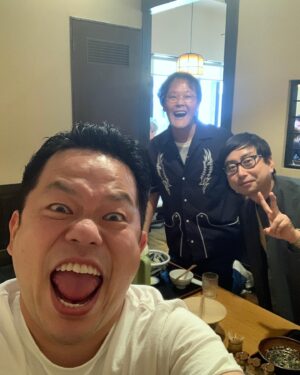 Atsuhiro Tsuda Instagram - 小倉の営業の合間にゴボ天うどんを食べに行った。天ぷらうどんにゴボ天をつけたけど食べきれなかった。超美味しかった
小田はカレーうどん食べてた。なんか腹たった
#ゴボ天うどん
#福岡のうどん大好き
#いなちゃんに後光が差している