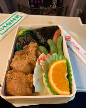 Atsuhiro Tsuda Instagram - 広島でお仕事。どうしても食べたかった。昨日夜から決めていた。仕事先にもしかしてあるかと思ったが無かった。用意されていたお弁当を少しだけ頂いた。頭の中はこいつの事でいっぱいだった。帰りの駅でこいつを見つけた。16時前だ、夜はご飯の約束がある。しかしこいつの前ではそんな約束も忘却の彼方へ。
半分だけ食べると言い聞かせたけど5分後には跡形もなかった。こいつはそんな魔力がある
まぁいい、何も後悔はない。
夜は焼肉だ、ハラミの1枚でも食べればいい。
これでいい、、いやこれがいい
#むさし