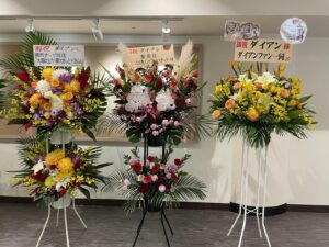Atsuhiro Tsuda Instagram - 単独ライブ東京ありがとうございました！お花いっぱい！うれち！金曜日はNGK
よろしくだよ！
#ダイアン単独ライブ