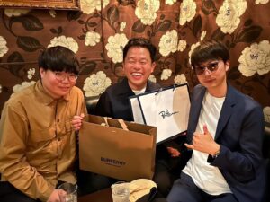 Atsuhiro Tsuda Instagram - 津田軍団東京支部のAチームに誕生日のお祝いをしてもらった！
マルチの社長と青森のソフトボールずっとやってた女の子です！
BurberryはSチームのメンバーがくれた！
#誕生日
#津田軍団
#Aチーム