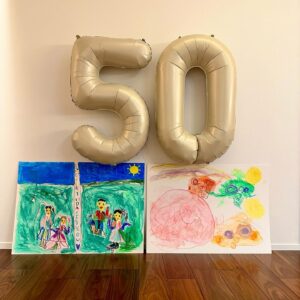 Atsushi Tamura Instagram - 50歳になりました。

娘から絵のプレゼントをもらいました🎁

12月4日 21時45分に母ちゃんからおめでとうと連絡をもらってたんだけど…そんな母ちゃんはもうこの世にいません。だけどこの日は母ちゃんに感謝する日にしています。

娘たちへ
パパの誕生日はパパを命懸けで産んでくれたバァバに感謝して欲しい！そしてあなた達のお誕生日は、あなたのママが命懸けで産んでくれた日です。必ずママに感謝してね。　　　パパより