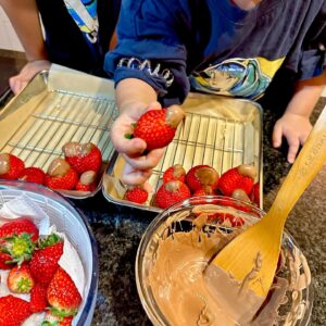 Atsushi Tamura Instagram - バレンタインデー♡
娘たちがチョコの塊が苦手な僕のために苺にちょこっとチョコをつけた手作りバレンタインを用意してくれました^_^長女が次女に教えながら作ったそうです^_^長女が手紙をしっかりと書けるようになったので、それも嬉しい✨そして…この催しを仕切ってくれてる妻にも感謝です✨

娘たちへ
チョコありがとう♡パパは毎年君たちのチョコを楽しみにしているし、毎年このチョコを食べるときにとても幸せな気持ちにさせてもらっています。だからバレンタインには本当に好きな人にだけチョコを渡してください🍫義理チョコなんて渡す必要ないからね！日頃のお世話になってる人への感謝はその人のお誕生日にすると良いよ。バレンタインはあなた達が、パパくらい好きな人とパパにだけ渡して下さい^_^
　　　　　　　　　　　　　　　パパより