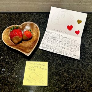 Atsushi Tamura Instagram - バレンタインデー♡
娘たちがチョコの塊が苦手な僕のために苺にちょこっとチョコをつけた手作りバレンタインを用意してくれました^_^長女が次女に教えながら作ったそうです^_^長女が手紙をしっかりと書けるようになったので、それも嬉しい✨そして…この催しを仕切ってくれてる妻にも感謝です✨

娘たちへ
チョコありがとう♡パパは毎年君たちのチョコを楽しみにしているし、毎年このチョコを食べるときにとても幸せな気持ちにさせてもらっています。だからバレンタインには本当に好きな人にだけチョコを渡してください🍫義理チョコなんて渡す必要ないからね！日頃のお世話になってる人への感謝はその人のお誕生日にすると良いよ。バレンタインはあなた達が、パパくらい好きな人とパパにだけ渡して下さい^_^
　　　　　　　　　　　　　　　パパより