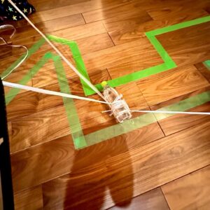 Atsushi Tamura Instagram - 娘たちがゲームを作ってみたいと言うので…小学生の頃に作ったことがあるゲームを３人で作ってプレイしてみました😃養生テープでクネクネの道を作って、ペットボトルに括り付けた紐を３人で協力しながら引っ張り道を進むゲーム、倒れたらスタートからやり直しって単純なルールですが、３人でケラケラ笑いながらプレイしました。

娘たちへ
自分たちで作ってみるという考えを持ち続けてください。きっとこの先の社会はどんどん便利なものが増えて、それを利用してれば満足いくし、特に困ることはないと思うけれど、あなたたちは今回ゲームを自分の力で作って楽しむことができたのだから、この先もきっとそれができるはず！あなたたちは作れるんだ！生み出すことができるんだ！ということを忘れないでね　　　パパより