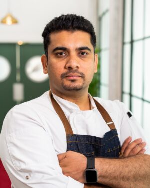 Atul Kochhar Instagram - We’re excited to announce that @chefashok_sharma is on @greatbritishmenu next week! 🎉

Our talented exec chef will be cooking for the London and South East region, aiming to hit this year’s brief of @teamgb at the @paris2024 @olympics and @paralympics, and hopefully get to the judging chamber to impress @cheftomkerridge, @nishakatona, and @edgamblecomedy.

Watch on @bbctwo from 8pm on Tuesday, or on demand at @bbciplayer, and cheer on Ashok in the comments below! 💪

#GreatBritishMenu #TeamGB #Paris2024 #Olympics #Paralympics #BBC