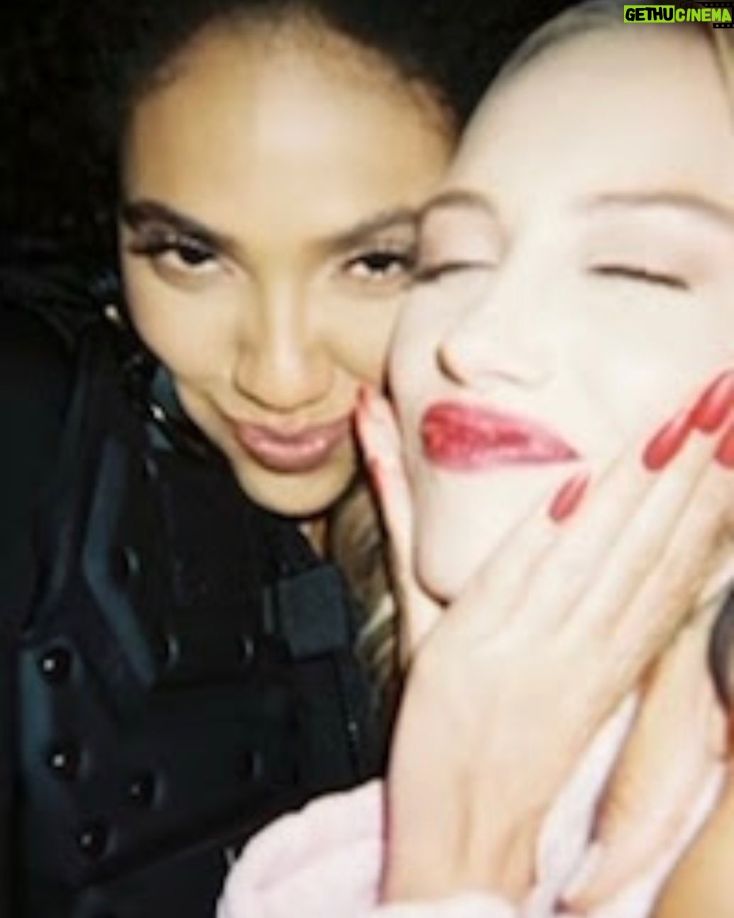 Aubin Wise - 1.5K Likes - 10 Days! The only shot you’ll see of Talia and Elinor getting along 😋