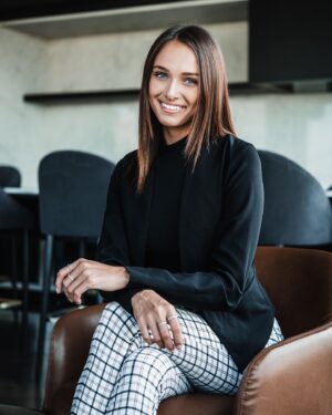 Audrey Blanchet Instagram - Tellement heureuse de débuter ma carrière en communication marketing avec cette équipe🤍