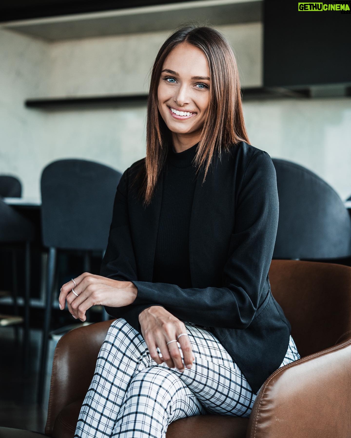 Audrey Blanchet - 2.4K Likes - Tellement heureuse de débuter ma carrière en communication marketing avec cette équipe🤍