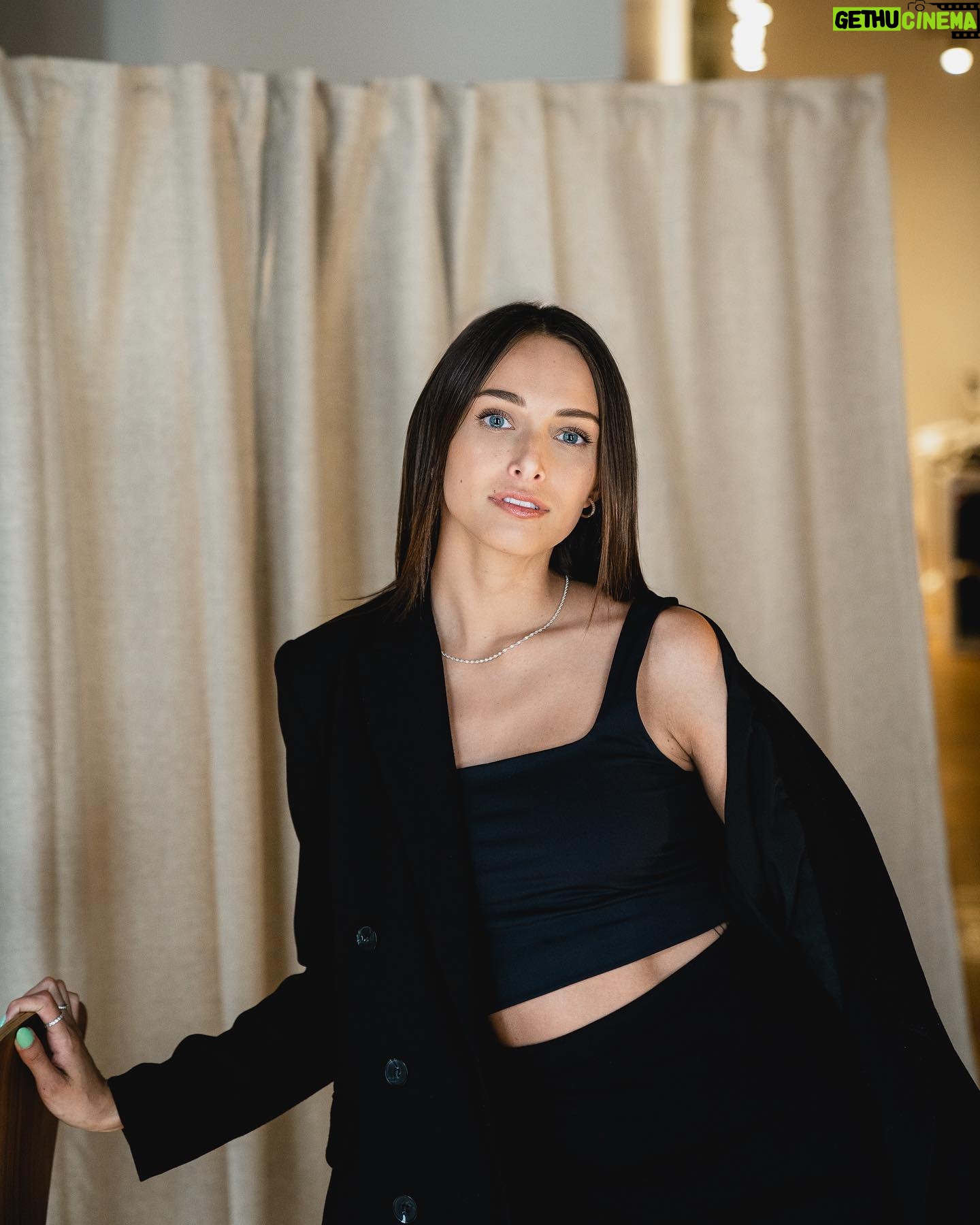 Audrey Blanchet - 737 Likes - 🖤