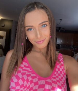 Audrey Blanchet Instagram - Une petite selfie qui me remémore les festivals 2022 qui ont rendu mon été formidable💓