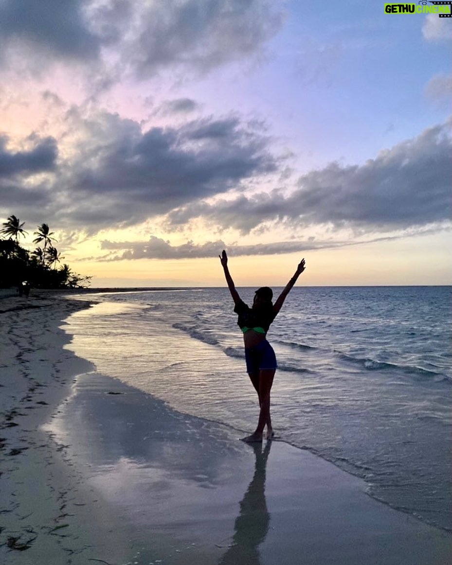 Audrey Blanchet - 1K Likes - Mon expérience à @liledelamourtva se termine. Ce mardi, je reviens au Québec retrouver mon petit monde✈️
J’ai vécu une expérience inoubliable, marquante et remplie d’émotions. Je l’assume, je suis une hypersensible, je vis mes émotions à fond et j’aime fort. Dans la villa, nous sommes 24h/24, 7 jours sur 7, avec la même gang et couper du monde extérieur. Veut veut pas, tout ça fait en sorte que les liens d’attachement sont plus intenses💫
Je suis tellement reconnaissante des rencontres et des apprentissages qui en suivent.
Même si la fin de mon séjour est difficile, j’en ressors gagnante et la tête haute. Merci pour la belle dose d’amour que je reçois depuis ma sortie. Ça me touche, vous ne savez même pas à quel point💜