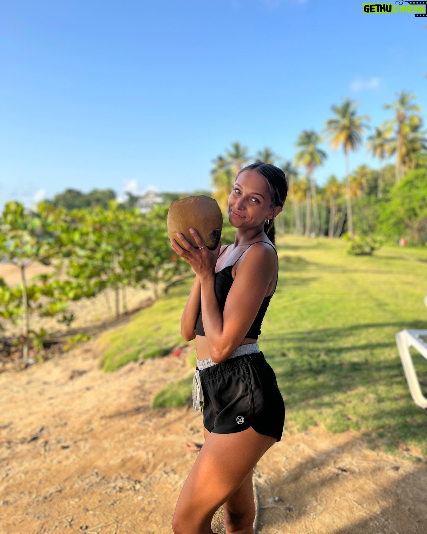 Audrey Blanchet - 889 Likes - Ce vendredi 24 juin, à 21h, tu me verras encore dans ta télé pendant « L’île de l’amour: une dernière aventure » sur Évasion🌴
Merci à @francisco.randez et son équipe pour cette belle journée!