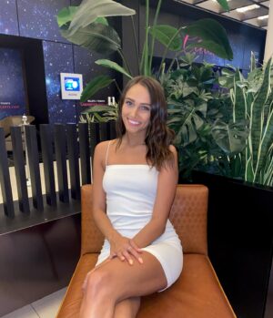 Audrey Blanchet Instagram - 2022 fut une année exceptionnelle, qui m’a sortie de ma zone de confort et qui a été remplie de nouveautés✨

Je suis partie précisément 2 mois en République Dominicaine. Ça fait déjà 6 mois que je suis revenue et depuis, mon quotidien a changé du tout au tout. Mon départ de Québec vers Chambly, mon nouvel emploi dans une agence de marketing qui me motive grandement, mon BAC à distance et beaucoup de nouvelles amitiés et rencontres dont je suis si reconnaissantes. J’ai aussi tellement fait d’introspection sur moi-même tout en ayant appris et grandi. 

J’ai 1001 projets que je souhaite réaliser et pour 2023, je me souhaite de parvenir à mes objectifs tout en m’épanouissant. Cheers à l’année qui s’en vient🥂
