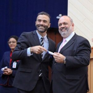 Augusto Garcia Instagram - Lembrança de um grande dia. Que orgulho ter me formado pela @emerjoficial! Que orgulho receber o diploma do grande desembargador, meu querido professor, @alexandrefreitascamara! Uma escola transformadora. Desde o primeiro dia, me senti em casa. Professores inesquecíveis e inspiradores. Eu me formei, mas, em breve, pretendo retornar!!! #emerj #magistratura