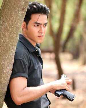 Aukkarat Jittasiri Instagram - ผมต้องเป็นโจรก่อนใช่มั๊ย คุณถึงจะรู้ว่าผมลักจริง 🫶🏻🔫 #เสือเด่น #ฟ้าพยับ #ch7hd #ch7hddramasociety