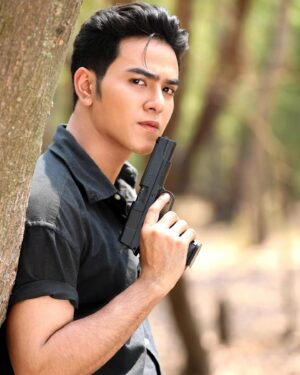 Aukkarat Jittasiri Instagram - ผมต้องเป็นโจรก่อนใช่มั๊ย คุณถึงจะรู้ว่าผมลักจริง 🫶🏻🔫 #เสือเด่น #ฟ้าพยับ #ch7hd #ch7hddramasociety