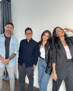 Aulia Sarah Instagram - i dedicated these pictures to all crew and all cast #BadarawuhiDiDesaPenari @kknmovie 💛 terima kasih untuk semuanya, sampai bertemu lagi di project selanjutnya 🤗💫

(slide 1)
pernah liat badarawuhi nangis ga? ga pernah kan?! nih aku kasih liat fotonya, pada saat kita wrapped filming #BadarawuhiDiDesaPenari 🥺🫶🏼

(slide 2)
terus bahagia akhirnya berkumpul lagi dalam rangka premiere film kita yang tayang perdana di IMAX dan menjadi film Indonesia pertama yang certified filmed for imax. bersyukur luar biasa.

(slide 3)
begitu selesai nonton langsung nyari mas @kimostamboel buat samperin dan mau bilang sesuatu “in a good way”. “overall aku suka hasilnya, makasih mas Kim”. lega, bahagia, masih degdegan, mix feeling seada-adanya. rasanya beruntung bisa di direct sama director yang hebat, yang bisa ngerangkul semua orang jadi team yg solid, baik hati, jenius, dan di sayang banyak orang ✨

(slide 4)
sebuah kehormatan juga buatku untuk bisa kerja sama lagi dan di percaya oleh bapak @manojpunjabimd dan kami jadi sering jumpa dalam urusan kerjasama di project ini, pun akhirnya merasa dekat karna team @mdpictures_official rasanya sudah seperti keluarga bagiku. terima kasih bapak atas kesempatannya & keyakinanmu.

(slide 5)
tidak lupa juga team photographer design poster yang luar biasa kerennya. team yg sama pula dengan film #KKNDiDesaPenari, kakak kakak cantikku @puja_k @indisaka masih kalian yang mengerjakannya, AKU HAPPY! karna aku tau hasil karya kalian selalu luar biasa menakjubkan 😻💘

(slide 6)
bu’de Elly choreographer tari tradisionalku selama proses preps, guru terbaikku. mengajarkan tarian bukan hanya sekedar hafalan melainkan sebuah rasa, punya nyawa & kekuatan yang sangat dalam ketika kita bisa memahami itu. aku sayang bu’de @ellylutan 🤗

(slide 7)
workshop hampir tiap hari dari reading lanjut latian nari sampe malem. semuanya sangat detail, “nginjek bumi pas nari” aja ada cara dan filosifinya, ada arti dan rasanya. dimana coba bisa dapet ajaran ini klo bukan dari bu’de Elly. latian harus super serius focus. capenya terbayarkan dengan ilmu yang kita dapat, bisa kita bawa pulang bahkan kita kenang dengan perasaan bahagia.