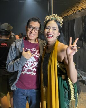 Aulia Sarah Instagram - i dedicated these pictures to all crew and all cast #BadarawuhiDiDesaPenari @kknmovie 💛 terima kasih untuk semuanya, sampai bertemu lagi di project selanjutnya 🤗💫

(slide 1)
pernah liat badarawuhi nangis ga? ga pernah kan?! nih aku kasih liat fotonya, pada saat kita wrapped filming #BadarawuhiDiDesaPenari 🥺🫶🏼

(slide 2)
terus bahagia akhirnya berkumpul lagi dalam rangka premiere film kita yang tayang perdana di IMAX dan menjadi film Indonesia pertama yang certified filmed for imax. bersyukur luar biasa.

(slide 3)
begitu selesai nonton langsung nyari mas @kimostamboel buat samperin dan mau bilang sesuatu “in a good way”. “overall aku suka hasilnya, makasih mas Kim”. lega, bahagia, masih degdegan, mix feeling seada-adanya. rasanya beruntung bisa di direct sama director yang hebat, yang bisa ngerangkul semua orang jadi team yg solid, baik hati, jenius, dan di sayang banyak orang ✨

(slide 4)
sebuah kehormatan juga buatku untuk bisa kerja sama lagi dan di percaya oleh bapak @manojpunjabimd dan kami jadi sering jumpa dalam urusan kerjasama di project ini, pun akhirnya merasa dekat karna team @mdpictures_official rasanya sudah seperti keluarga bagiku. terima kasih bapak atas kesempatannya & keyakinanmu.

(slide 5)
tidak lupa juga team photographer design poster yang luar biasa kerennya. team yg sama pula dengan film #KKNDiDesaPenari, kakak kakak cantikku @puja_k @indisaka masih kalian yang mengerjakannya, AKU HAPPY! karna aku tau hasil karya kalian selalu luar biasa menakjubkan 😻💘

(slide 6)
bu’de Elly choreographer tari tradisionalku selama proses preps, guru terbaikku. mengajarkan tarian bukan hanya sekedar hafalan melainkan sebuah rasa, punya nyawa & kekuatan yang sangat dalam ketika kita bisa memahami itu. aku sayang bu’de @ellylutan 🤗

(slide 7)
workshop hampir tiap hari dari reading lanjut latian nari sampe malem. semuanya sangat detail, “nginjek bumi pas nari” aja ada cara dan filosifinya, ada arti dan rasanya. dimana coba bisa dapet ajaran ini klo bukan dari bu’de Elly. latian harus super serius focus. capenya terbayarkan dengan ilmu yang kita dapat, bisa kita bawa pulang bahkan kita kenang dengan perasaan bahagia.