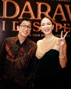 Aulia Sarah Instagram - i dedicated these pictures to all crew and all cast #BadarawuhiDiDesaPenari @kknmovie 💛 terima kasih untuk semuanya, sampai bertemu lagi di project selanjutnya 🤗💫

(slide 1)
pernah liat badarawuhi nangis ga? ga pernah kan?! nih aku kasih liat fotonya, pada saat kita wrapped filming #BadarawuhiDiDesaPenari 🥺🫶🏼

(slide 2)
terus bahagia akhirnya berkumpul lagi dalam rangka premiere film kita yang tayang perdana di IMAX dan menjadi film Indonesia pertama yang certified filmed for imax. bersyukur luar biasa.

(slide 3)
begitu selesai nonton langsung nyari mas @kimostamboel buat samperin dan mau bilang sesuatu “in a good way”. “overall aku suka hasilnya, makasih mas Kim”. lega, bahagia, masih degdegan, mix feeling seada-adanya. rasanya beruntung bisa di direct sama director yang hebat, yang bisa ngerangkul semua orang jadi team yg solid, baik hati, jenius, dan di sayang banyak orang ✨

(slide 4)
sebuah kehormatan juga buatku untuk bisa kerja sama lagi dan di percaya oleh bapak @manojpunjabimd dan kami jadi sering jumpa dalam urusan kerjasama di project ini, pun akhirnya merasa dekat karna team @mdpictures_official rasanya sudah seperti keluarga bagiku. terima kasih bapak atas kesempatannya & keyakinanmu.

(slide 5)
tidak lupa juga team photographer design poster yang luar biasa kerennya. team yg sama pula dengan film #KKNDiDesaPenari, kakak kakak cantikku @puja_k @indisaka masih kalian yang mengerjakannya, AKU HAPPY! karna aku tau hasil karya kalian selalu luar biasa menakjubkan 😻💘

(slide 6)
bu’de Elly choreographer tari tradisionalku selama proses preps, guru terbaikku. mengajarkan tarian bukan hanya sekedar hafalan melainkan sebuah rasa, punya nyawa & kekuatan yang sangat dalam ketika kita bisa memahami itu. aku sayang bu’de @ellylutan 🤗

(slide 7)
workshop hampir tiap hari dari reading lanjut latian nari sampe malem. semuanya sangat detail, “nginjek bumi pas nari” aja ada cara dan filosifinya, ada arti dan rasanya. dimana coba bisa dapet ajaran ini klo bukan dari bu’de Elly. latian harus super serius focus. capenya terbayarkan dengan ilmu yang kita dapat, bisa kita bawa pulang bahkan kita kenang dengan perasaan bahagia.