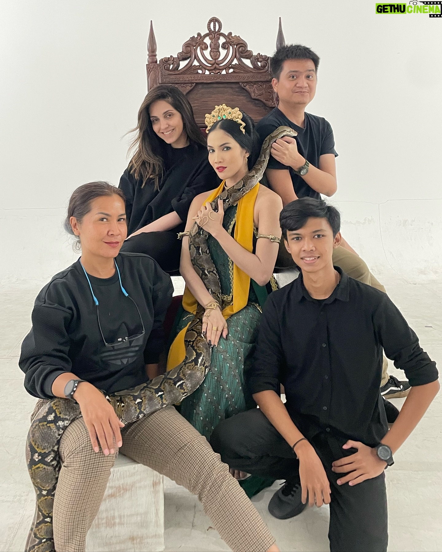 Aulia Sarah - 6.3K Likes - i dedicated these pictures to all crew and all cast #BadarawuhiDiDesaPenari @kknmovie ๐ terima kasih untuk semuanya, sampai bertemu lagi di project selanjutnya ๐ค๐ซ
(slide 1)
pernah liat badarawuhi nangis ga? ga pernah kan?! nih aku kasih liat fotonya, pada saat kita wrapped filming #BadarawuhiDiDesaPenari ๐ฅบ๐ซถ๐ผ
(slide 2)
terus bahagia akhirnya berkumpul lagi dalam rangka premiere film kita yang tayang perdana di IMAX dan menjadi film Indonesia pertama yang certified filmed for imax. bersyukur luar biasa.
(slide 3)
begitu selesai nonton langsung nyari mas @kimostamboel buat samperin dan mau bilang sesuatu โin a good wayโ. โoverall aku suka hasilnya, makasih mas Kimโ. lega, bahagia, masih degdegan, mix feeling seada-adanya. rasanya beruntung bisa di direct sama director yang hebat, yang bisa ngerangkul semua orang jadi team yg solid, baik hati, jenius, dan di sayang banyak orang โจ
(slide 4)
sebuah kehormatan juga buatku untuk bisa kerja sama lagi dan di percaya oleh bapak @manojpunjabimd dan kami jadi sering jumpa dalam urusan kerjasama di project ini, pun akhirnya merasa dekat karna team @mdpictures_official rasanya sudah seperti keluarga bagiku. terima kasih bapak atas kesempatannya & keyakinanmu.
(slide 5)
tidak lupa juga team photographer design poster yang luar biasa kerennya. team yg sama pula dengan film #KKNDiDesaPenari, kakak kakak cantikku @puja_k @indisaka masih kalian yang mengerjakannya, AKU HAPPY! karna aku tau hasil karya kalian selalu luar biasa menakjubkan ๐ป๐
(slide 6)
buโde Elly choreographer tari tradisionalku selama proses preps, guru terbaikku. mengajarkan tarian bukan hanya sekedar hafalan melainkan sebuah rasa, punya nyawa & kekuatan yang sangat dalam ketika kita bisa memahami itu. aku sayang buโde @ellylutan ๐ค
(slide 7)
workshop hampir tiap hari dari reading lanjut latian nari sampe malem. semuanya sangat detail, โnginjek bumi pas nariโ aja ada cara dan filosifinya, ada arti dan rasanya. dimana coba bisa dapet ajaran ini klo bukan dari buโde Elly. latian harus super serius focus. capenya terbayarkan dengan ilmu yang kita dapat, bisa kita bawa pulang bahkan kita kenang dengan perasaan bahagia.