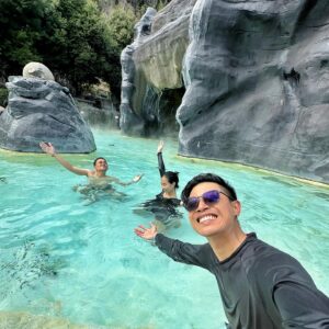 Aulion Instagram - Udah 2 Kali ke sini. Berendem di kolam teh ijo, kolam wine, kolam kopi, kolam sake, kolam-kolam aneh lainnya. Destinasi liburan yang tepat kalo lagi musim dingin di Jepang, karena semua kolamnya anget / panas. Namanya Yunessun Spa World ada di Hakone. Cukup naik kereta 90 menit dari Tokyo, abis itu explore Hakone naik kereta karena estetik banget! Kayaknya musim fall bakal indah banget sih kuning-kuning gituu. Balik lagi yu??
