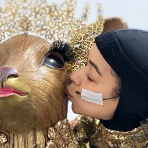 Aurélie Konaté Instagram - Et voilà c’est officiel !
Je peux enfin le dire:
Oui La Biche c’était moi.
Des mois et des mois à garder le secret.
J’ai dû le cacher à ma famille, mes amis et ce n’était vraiment pas évident.
Merci à tous pour vos messages d’encouragement et de félicitations suite à mes prestations.
Je ne pouvais pas vous répondre mais mon cœur était plein de joie grâce à vous.
Quelle aventure de dingue !
Merci infiniment pour votre soutien. J’ai redécouvert ma voix chantée que j’avais  laissée de côté depuis tellement longtemps et je peux dire aujourd’hui que je l’aime cette voix.
Merci à la production exceptionnelle de @masksinger_tf1 en particulier @mcoglaend et @anthomeunier. Quelle belle rencontre ❤️
Merci à Marie-France et Vlad pour ce costume de Biche incroyablement magnifique. De la haute couture à la télévision c’est rare mais j’y ai eu droit alors merci.
Merci à @alexandrachabane , la super Coach vocale de l’émission.
Tu m’as redonné tellement confiance.
Merci à Pierre et Jean pour leur gentillesse et leurs encouragements.
Merci à ma petite Mimi un vrai rayon de soleil, @toinou_denfer  Antoine ma nounou et Yohan qui a su jongler avec mon emploi du temps si chargé.
Et merci à @stephanejarny et @marikaprochet pour ces tableaux de folie et à tous les danseurs qu’il m’ont accompagnée sur ces chorégraphies endiablées.
Merci aux enquêteurs pour leurs mots si bienveillants à mon égard sans savoir qui se cachait sous La Biche @kevadams @elodiefrege @jeff_panacloc @michelebernierofficiel @anggun_cipta 
@tf1 #tf1 #masksinger #chanteuse #singer #labiche #masque #mask #dancer #costume