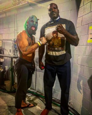 Austin Matelson Instagram - It only took me 65 million years to finally meet one of my childhood heroes @shaq #aewdynamite #nbaontnt #shaquilleoneal #dinosaur