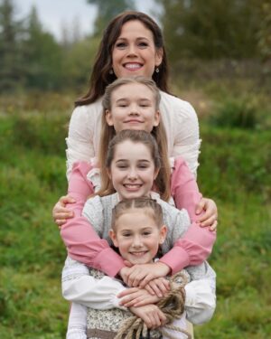 Ava Grace Cooper Instagram - Happy birthday @erinkrakow 🥳🎉I love you so much! I have always looked up to you ever since I was little! You're my biggest role model!! I hope you have the best day ever gorgeous!!💕💗