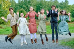 Ava Grace Cooper Instagram - Who’s looking forward to another new episode tomorrow @wcth_tv We are! ❤️
.
.
Repost @wcth_tv 

The kids are THIS excited for Hope Valley Days!!! #Hearties